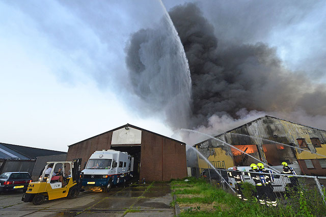 2017/172/20170828-06u49 GB 070 Zeer grote brand Raasdorperweg.jpg